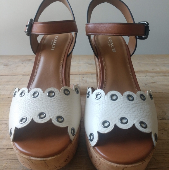 Coach platforms - Picture 2 of 2